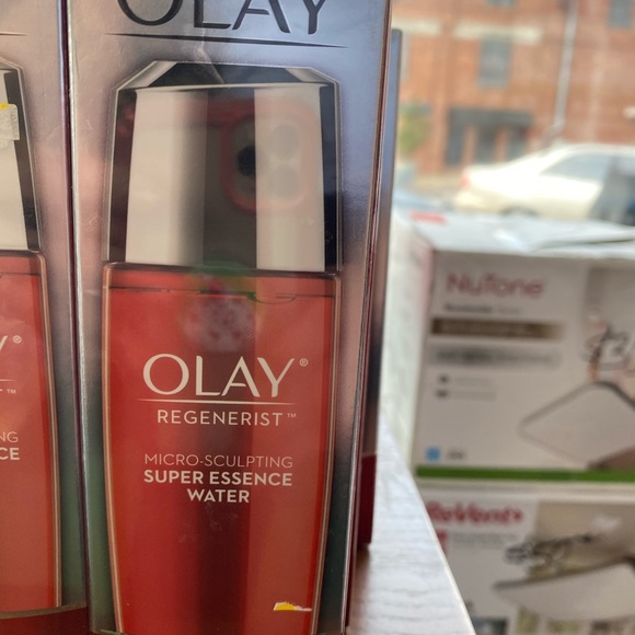OLAY BRAND NEW IN THE BOX - Picture 2 of 3